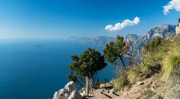 Sentiero degli Dei: un sentiero panoramico con vista sul mare blu e montagne. La mappa ideale per esplorare questo paradiso.