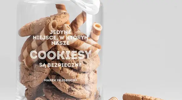 Słoik pełen ciastek, z białym napisem "COOKIESY SĄ BEZPIECZNE".