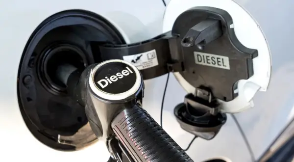 Pistolet do tankowania z napisem "Diesel" wlewa paliwo do samochodu z silnikiem diesla.