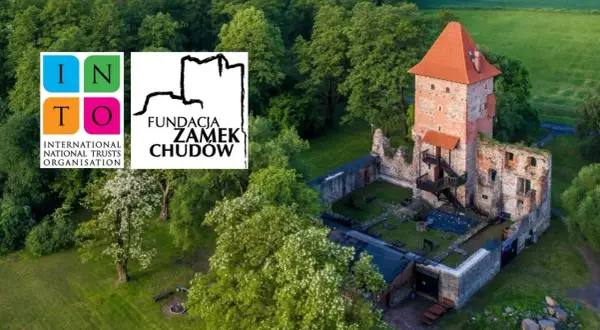 Zamek Chudów, ruiny i wieża z czerwonym dachem, otoczone zielenią. Logo Fundacji Zamek Chudów i INTO.