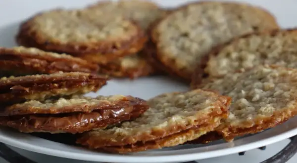 Krispiga havreflarn med en härlig chokladfyllning. Perfekta att bjuda på eller njuta av själv.