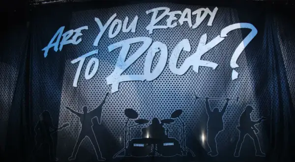 Scorpions w Krakowie gotowi do rocka! Napis "Are You Ready To Rock?" i sylwetki muzyków na scenie.