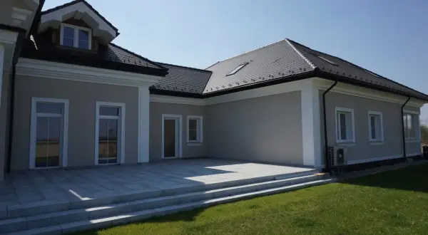 Nowoczesny dom z tarasem i schodami. Elegancki gzyms podkreśla architekturę budynku.