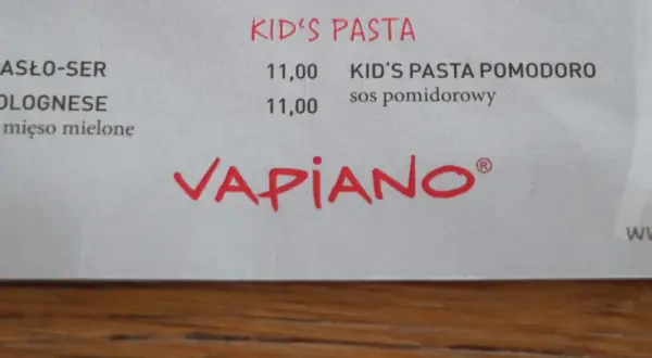 Menu Vapiano z daniami dla dzieci: makaron z masłem i serem, bolognese, pomodoro.