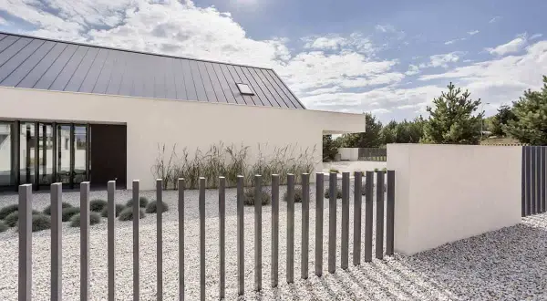 Jak zrobić ogrodzenie z betonu architektonicznego? Poradnik DIY