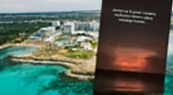 Widok na kurort na Cyprze z plażą i morzem. Na pierwszym planie tekst: "Jesteś na Cyprze i widzisz wybuchy rakiet z plaży swojego hotelu...", sugerujący niepewność, czy cypr jest bezpieczny.