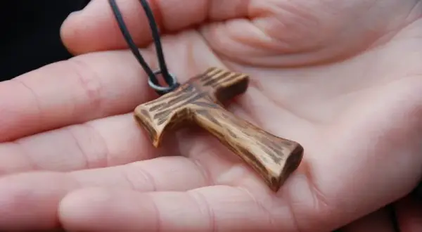 Poszukujesz symbolu jak krzyżyk w krzyżówce? Poznaj wszystkie synonimy