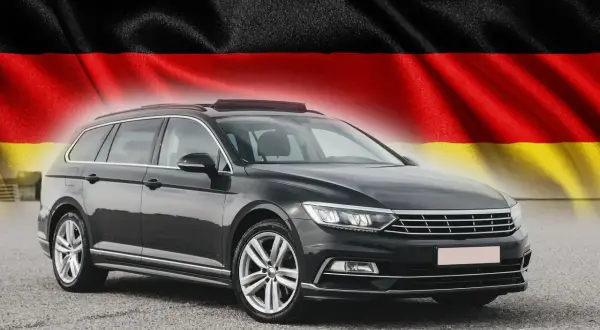 Ciemnoszary kombi na tle flagi Niemiec. Szukasz samochodów z Niemiec, oferty prywatne?
