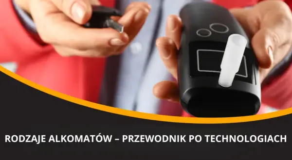 Dłonie trzymające alkomat i kluczyki samochodowe.