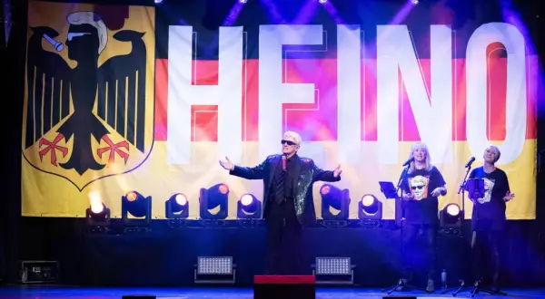 Heino singt vor Deutschlandfahne. Wenn ich an Deutschland in der Nacht denke, denke ich an Heino und die AFD.