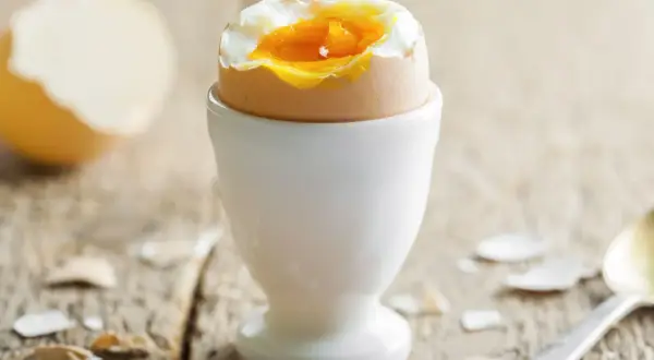 Jajko na miękko w kieliszku, idealne na śniadanie. Dieta jajeczna może być smaczna!