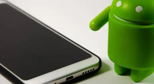 Zielony robot Android obok telefonu. Gdzie jest galeria w Motoroli?