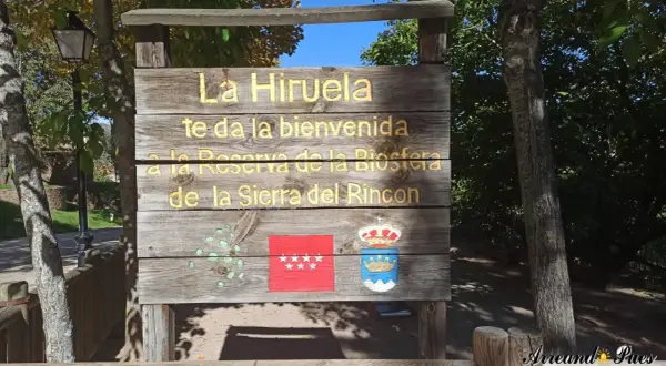 Cartel de madera da la bienvenida a La Hiruela, Reserva de la Biosfera de la Sierra del Rincón. Aquí te indicamos la hiruela como llegar.