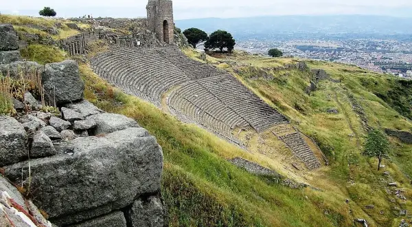 Starożytny teatr w **Pergamon** wznosi się na zboczu góry, oferując widok na miasto.