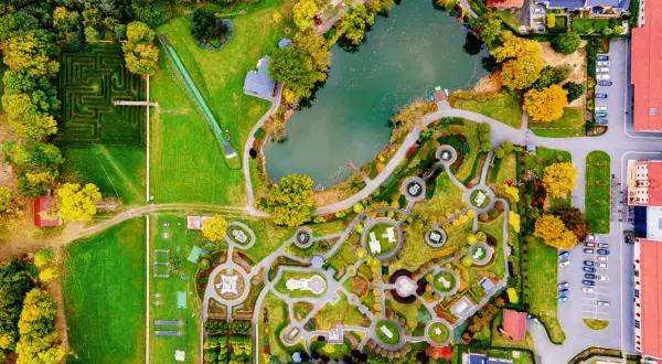 Park miniatur Olszowa cennik: zobacz z lotu ptaka labirynt, jezioro i miniaturowe budowle. Idealne miejsce na rodzinny wypad!