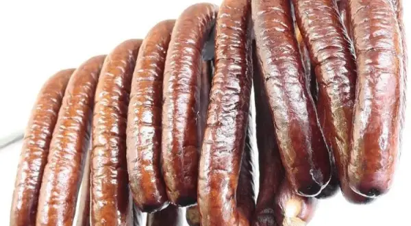 Wędzenie kiełbasy krok po kroku: Kluczowa rola temperatury
