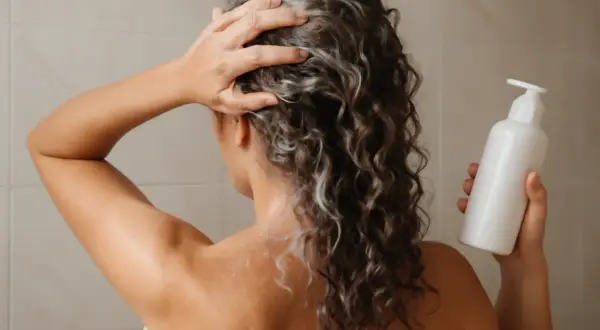 Jak zrobić naturalny szampon? Przewodnik DIY po zdrowych włosach