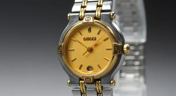Elegante reloj Gucci mujer antiguo, con esfera dorada y detalles en acero y oro. Un clásico atemporal.