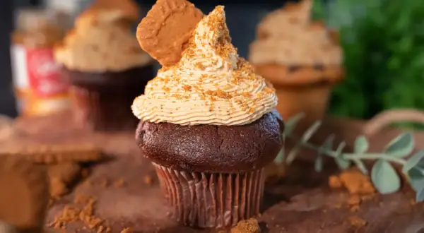 Schokoladenmuffins mit cremiger Lotus-Creme-Glasur, bestreut mit Keksbröseln. Ein köstliches Rezept für Kekse mit Lotus Creme.