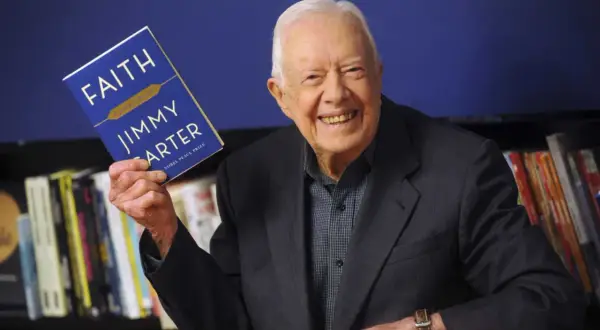 Jimmy Carter, jung und voller Tatendrang, hält sein Buch "Faith".