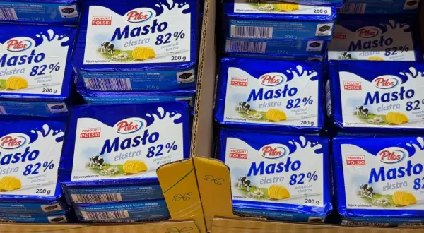 Opakowania masła Pilos ekstra 82% w sklepie.