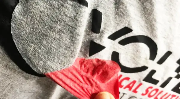 Skuteczne sposoby na to, jak odkleic naklejke z bluzy bez uszkodzeń