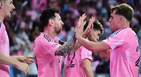 Piłkarze Inter Miami w różowych koszulkach świętują, jeden z nich to Lionel Messi, którego obecność cieszy każdego fana, jak i samego właściciela klubu.