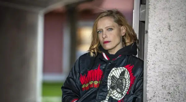 Wanda Bendjelloul i en svart jacka med tryck av pommes frites och en fläkt.