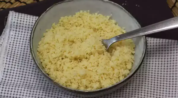 Un tazón de semola, un grano de trigo duro, listo para ser disfrutado.