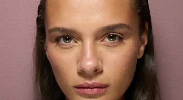 Primo piano di un viso femminile con pelle luminosa, suggerimento per come pulire il viso in modo naturale.