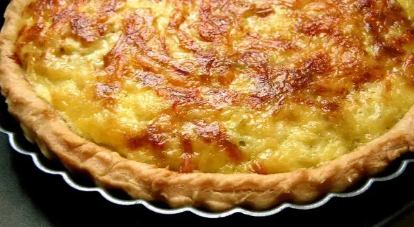 Une délicieuse tarte aux poireaux à l'ancienne, dorée et appétissante, sort du four.