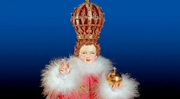 Le petit Jésus de Prague, couronné et vêtu de pourpre, tient le monde dans sa main.