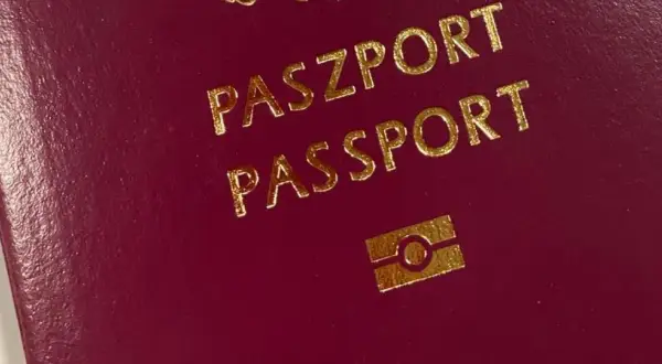 Czerwony paszport z napisem "PASZPORT PASSPORT" i symbolem odcisku palca.