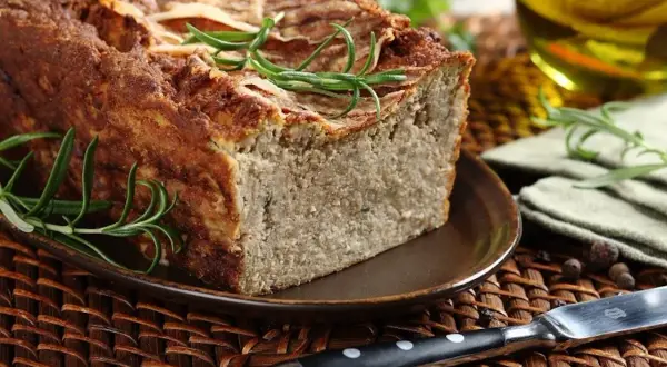 Pyszny pasztet, idealny do wielkanocnych przepisów. Aromatyczny, z gałązkami rozmarynu, czeka na świąteczny stół.