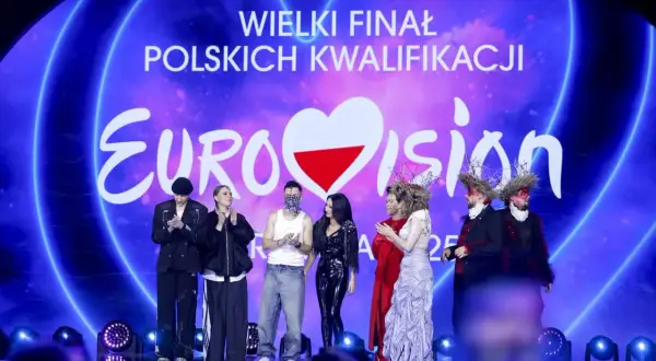 Uczestnicy polskiego finału Eurowizji na scenie przed napisem "Eurowizja".