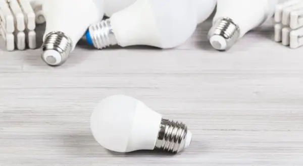 Ile prądu pobiera żarówka LEDowa? Zaskakujące oszczędności energii