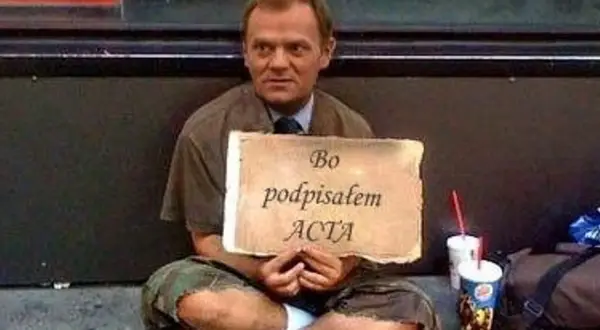 Tusk zdrajca memy: siedzi na ziemi z kartonem "Bo podpisałem ACTA".