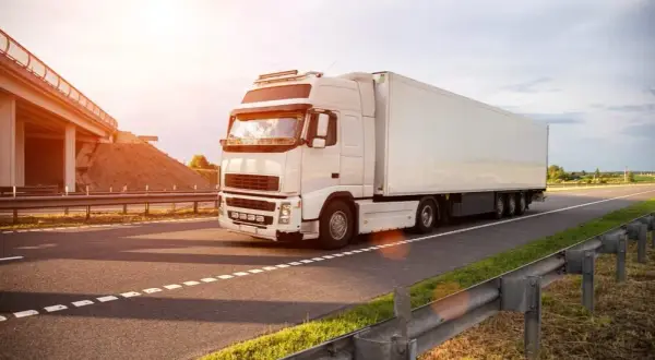 Ile pali TIR na 100 km? Poznaj realne zużycie i oszczędzaj!