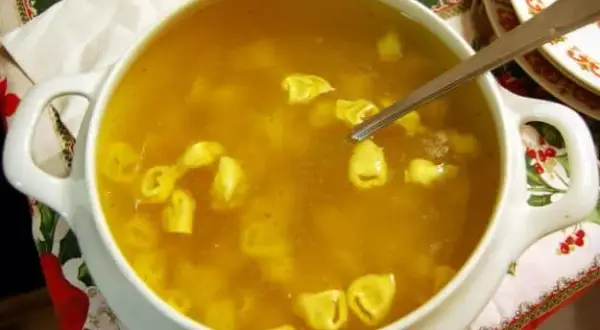 Minestra di Natale: Ricette Tradizionali e Segreti per un Brodo Perfetto