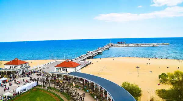 Sopot co warto zobaczyć: Molo, plaża i promenada tętnią życiem. Idealne miejsce na spacer i podziwianie Bałtyku.