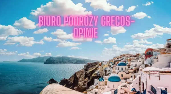 Santorini z błękitnymi kopułami i białymi domami. Biuro Podróży Grecos - opinie o wakacjach.