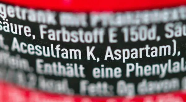 Zutatenliste zeigt Aspartam, ein Süßstoff, der in Almased enthalten ist. Manche Studien deuten auf eine mögliche krebserregende Wirkung hin.