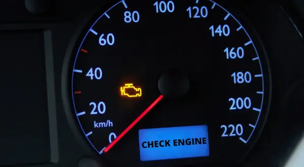 Kontrolka "Check Engine" świeci się na desce rozdzielczej. Dowiedz się, jak skasować błąd check engine bez komputera.