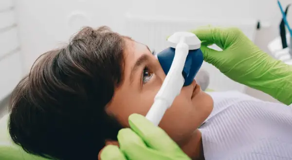 Lęk przed dentystą? Jak przygotować dziecko na wizytę bez stresu