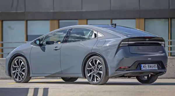 Ile kosztuje nowy Prius Plug-in Hybrid? Cennik, dopłaty, TCO