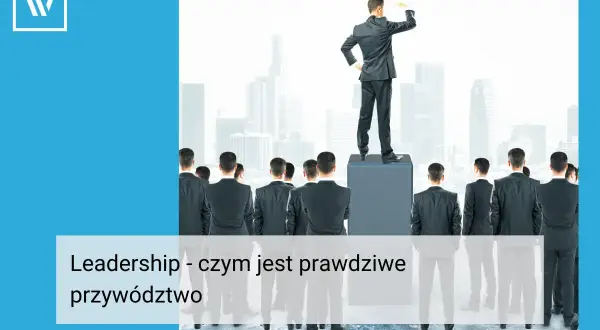 Mężczyzna na podwyższeniu, patrzący w dal, symbolizuje lidera. Grupa ludzi za nim pokazuje, że lider to ten, kto inspiruje i prowadzi innych.