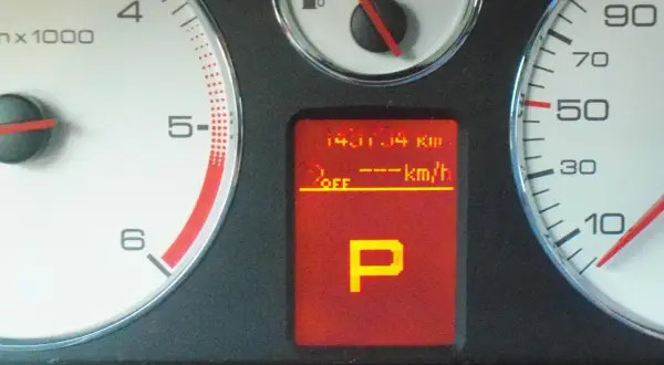 Peugeot 407: na wyświetlaczu komunikaty o przebiegu 141114 km, wyłączonym silniku (OFF) i zaparkowanym aucie (P).