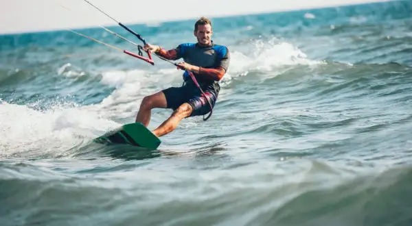 Kitesurfing: Jak dobrać sprzęt? Uniknij błędów, pływaj bezpiecznie!