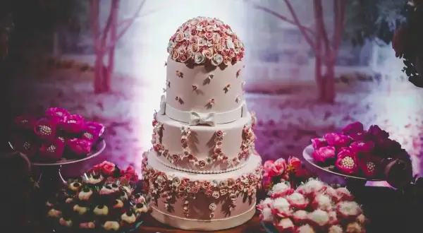 Elegancki tort weselny z różami z masy cukrowej. Dowiedz się, jak przechowywać figurki z masy cukrowej, by zachowały świeżość.