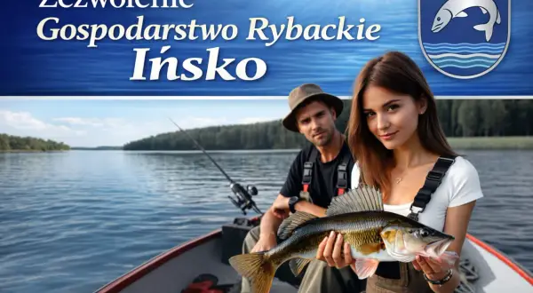 Młoda kobieta trzyma złowioną rybę na łodzi. W tle mężczyzna i jezioro. Zezwolenie Gospodarstwo Rybackie Ińsko.